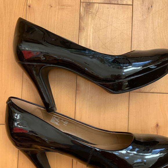 Clarks soft cushion pumps. Black . Size 6 1/2 fit like a 7. - Picture 3 of 6